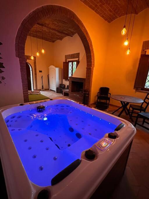 Relax Nella Jacuzzi In Toscana 埃尔萨谷口村 外观 照片